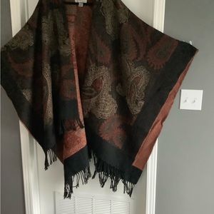 Gorgeous & Classy! Plus size button-less Paisley wrap/poncho by the Avenue. EC